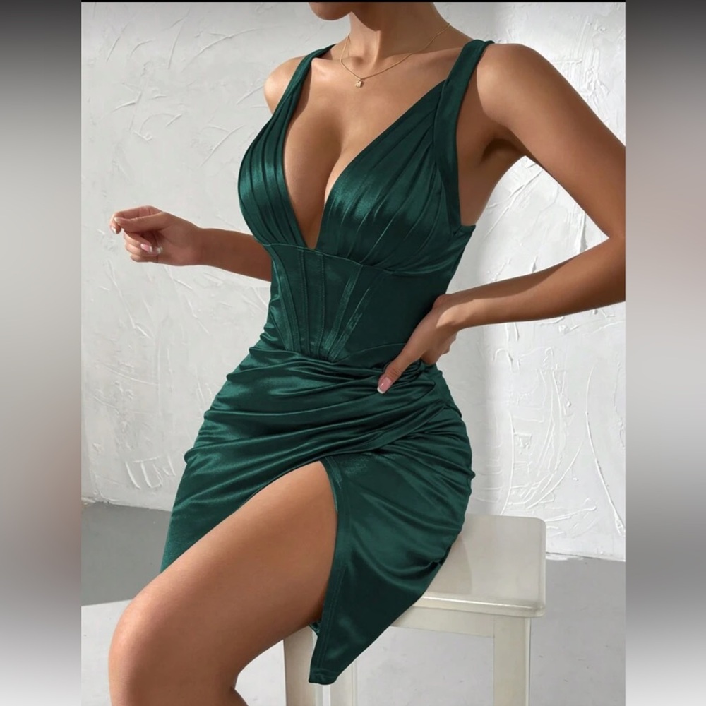 🏷️ 3 for $10 - Sleek Forest Green Satin Dress